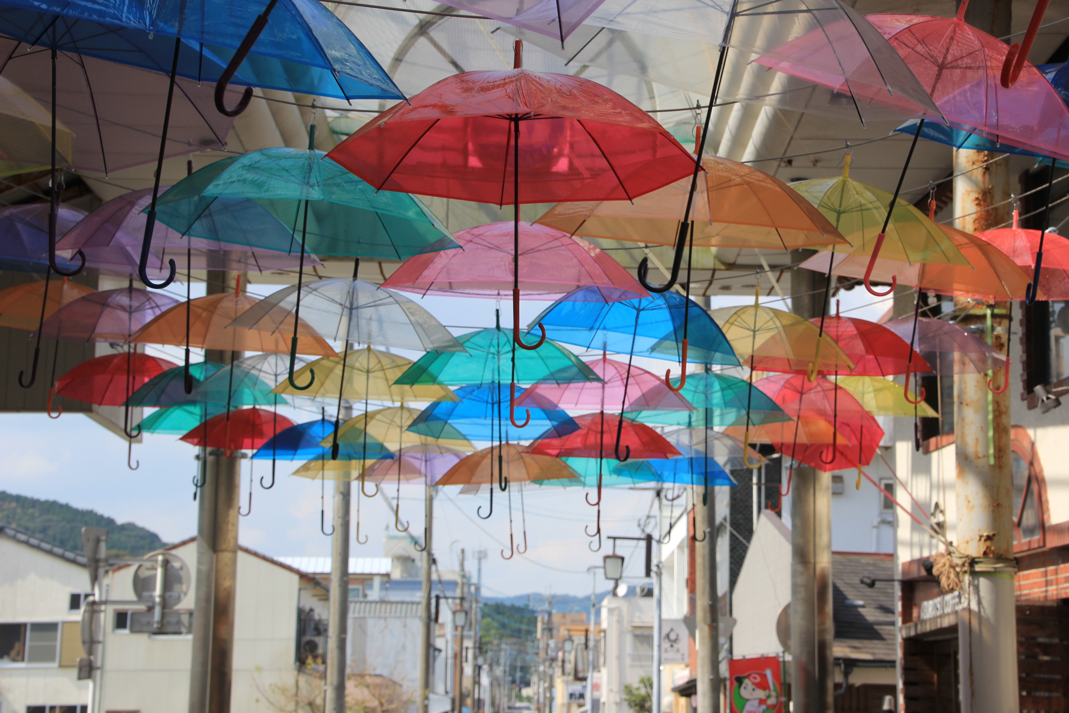 油津商店街がカラフルな傘で彩る アンブレラスカイ ほっと にちなんくしま